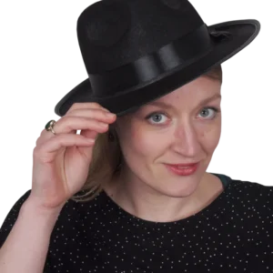 CHAPEAU NOIR AVEC RUBAN